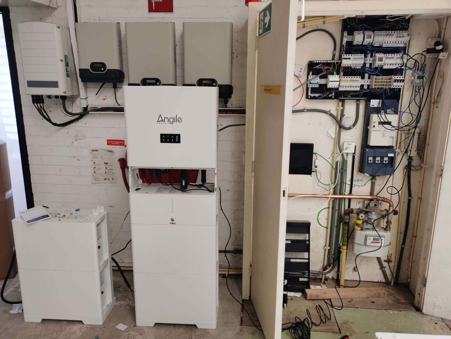 Sistema di accumulo energetico domestico intelligente AIoT installato in un'abitazione moderna